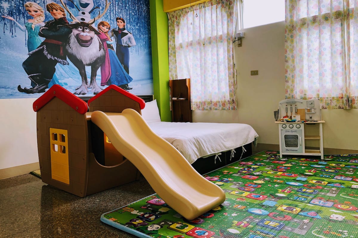 Family Room, Multiple Beds | Children's theme room