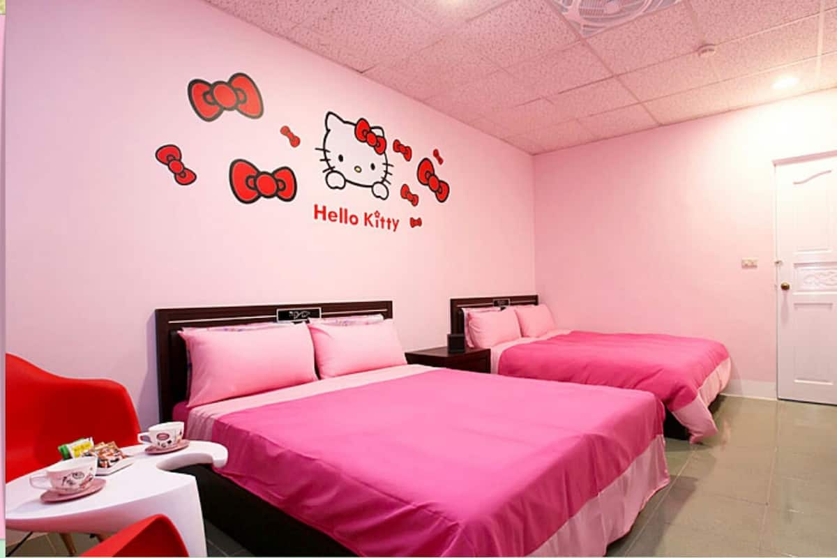 コンフォート 4 人部屋 | デスク、遮光カーテン、WiFi (無料)