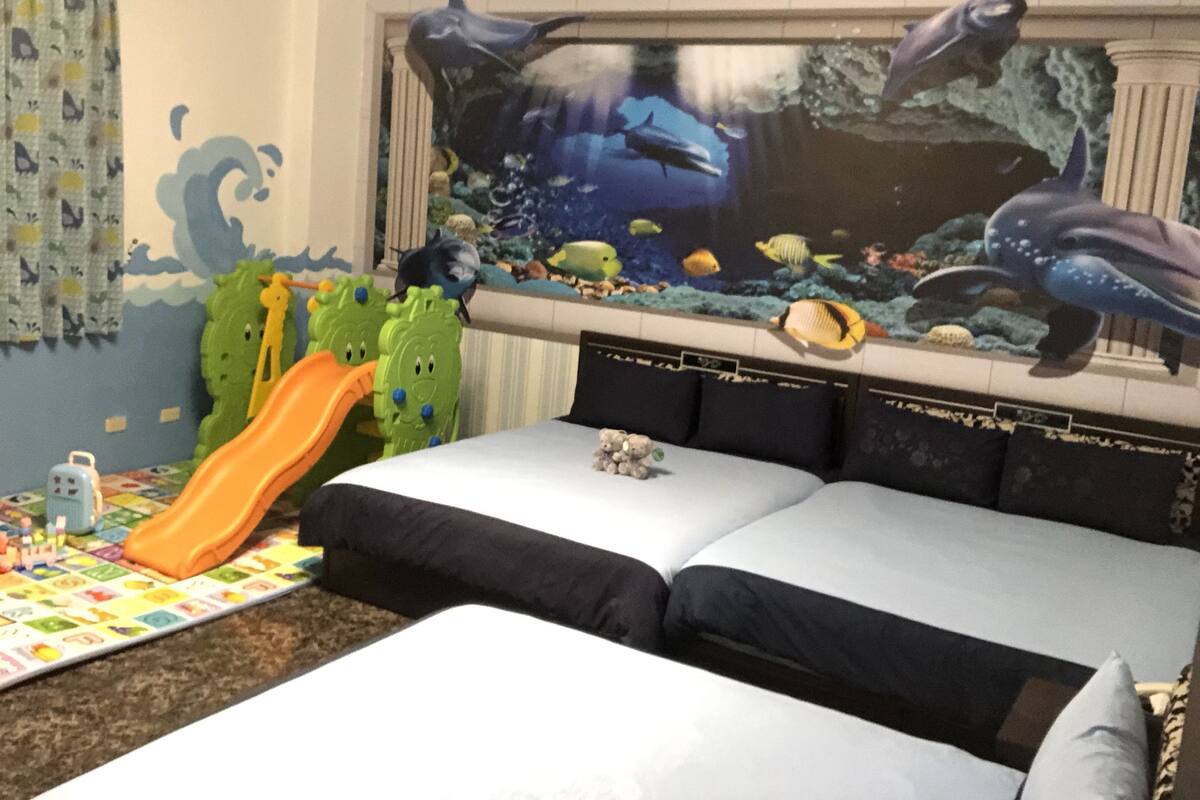 Family Room (6-Person) | Desk, blackout drapes, free WiFi