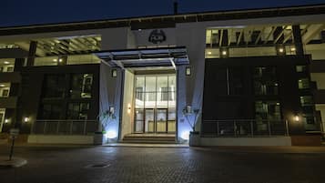 Fassade der Unterkunft – Abend/Nacht