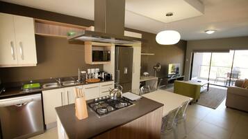 Refrigerador con freezer, microondas, horno, placa de cocina