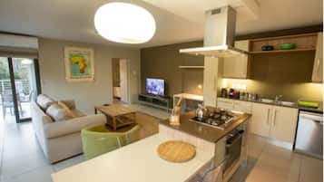 2 Bedroom Delux Apartment | Area soggiorno | TV a schermo piatto 49 pollici con canali satellitari, Smart TV, Netflix