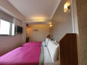 Premium bedding, down duvets, pillow-top beds, desk - Nice Hotel (Taipei)