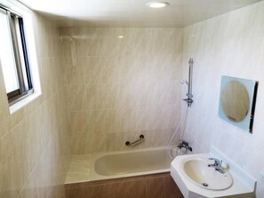 Combined shower/bathtub, free toiletries, hair dryer, slippers - Nice Hotel (Taipei)
