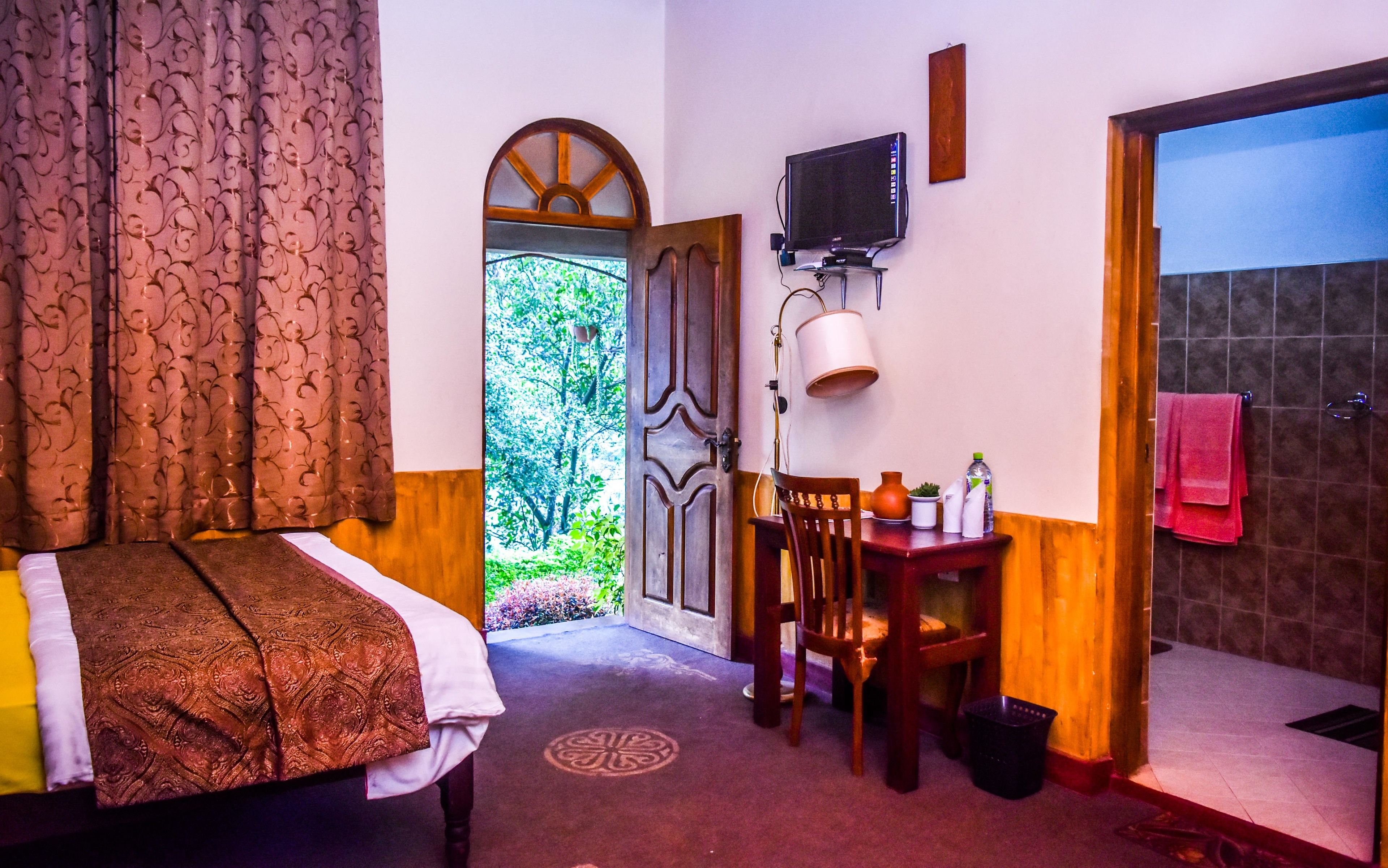 Chambre Deluxe Double ou avec lits jumeaux, balcon, vue montagne | Literie de qualité supérieure, bureau, fer et planche à repasser