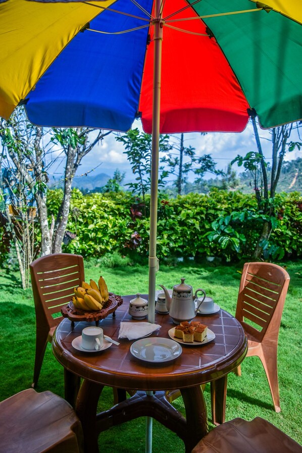 Breakfast, lunch, dinner served; local and international cuisine