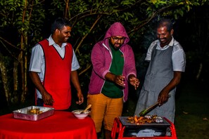 Breakfast, lunch, dinner served; local and international cuisine