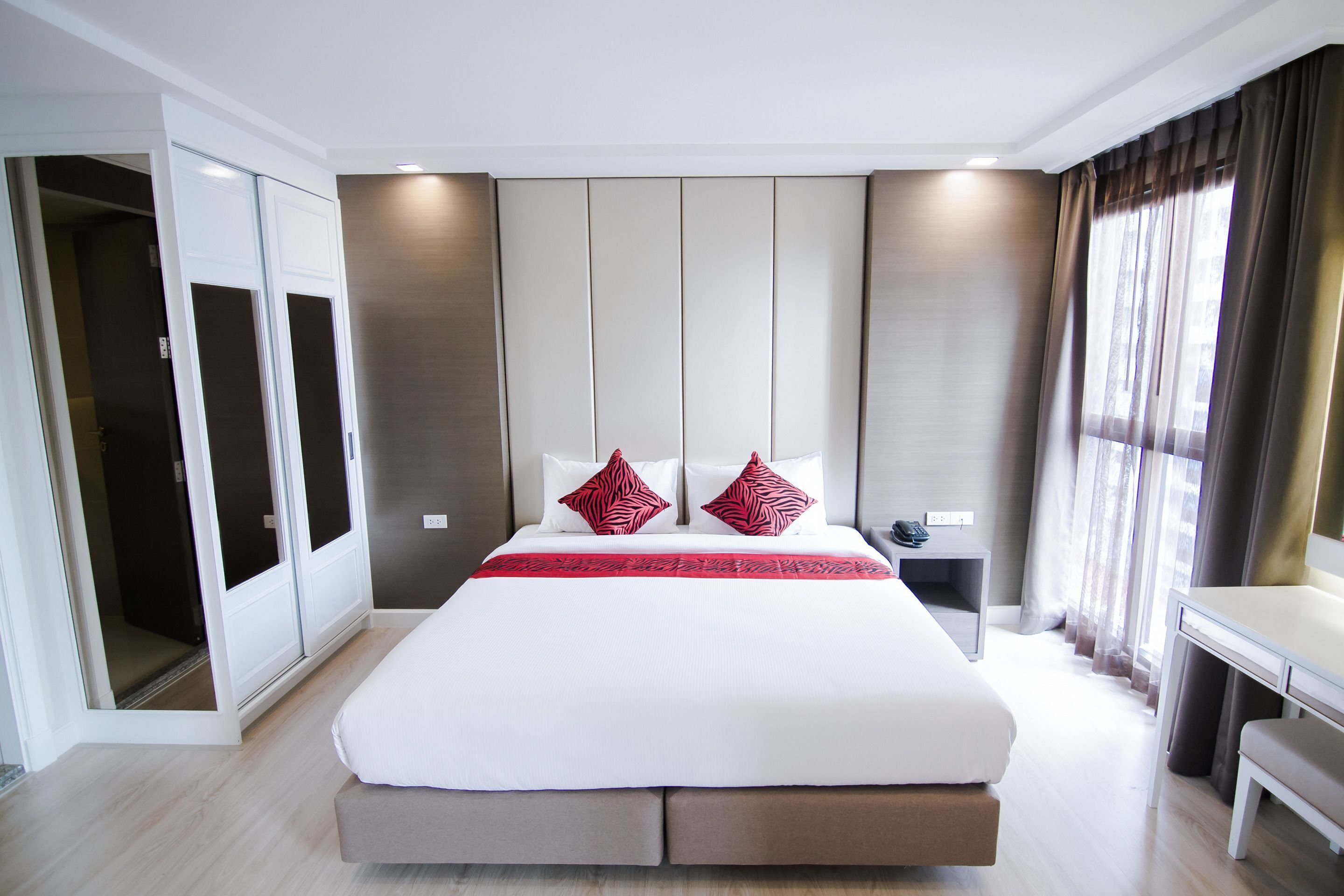 Coffre-fort, bureau, rideaux d’obscurcissement, accès au Wi-Fi (inclus)