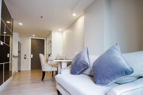 Premium Room | Living area | 32-inch flat-screen TV with cable channels, TV