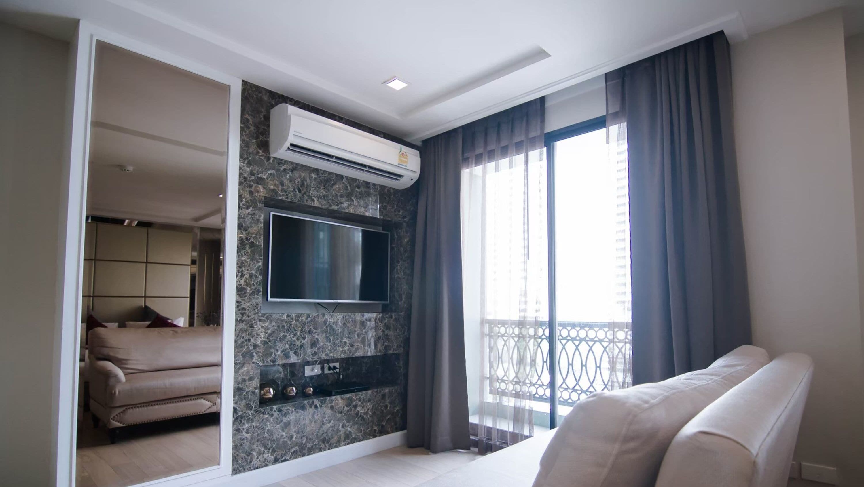 executive suite | living area | 32-inch flat-screen tv with cable channels, tv