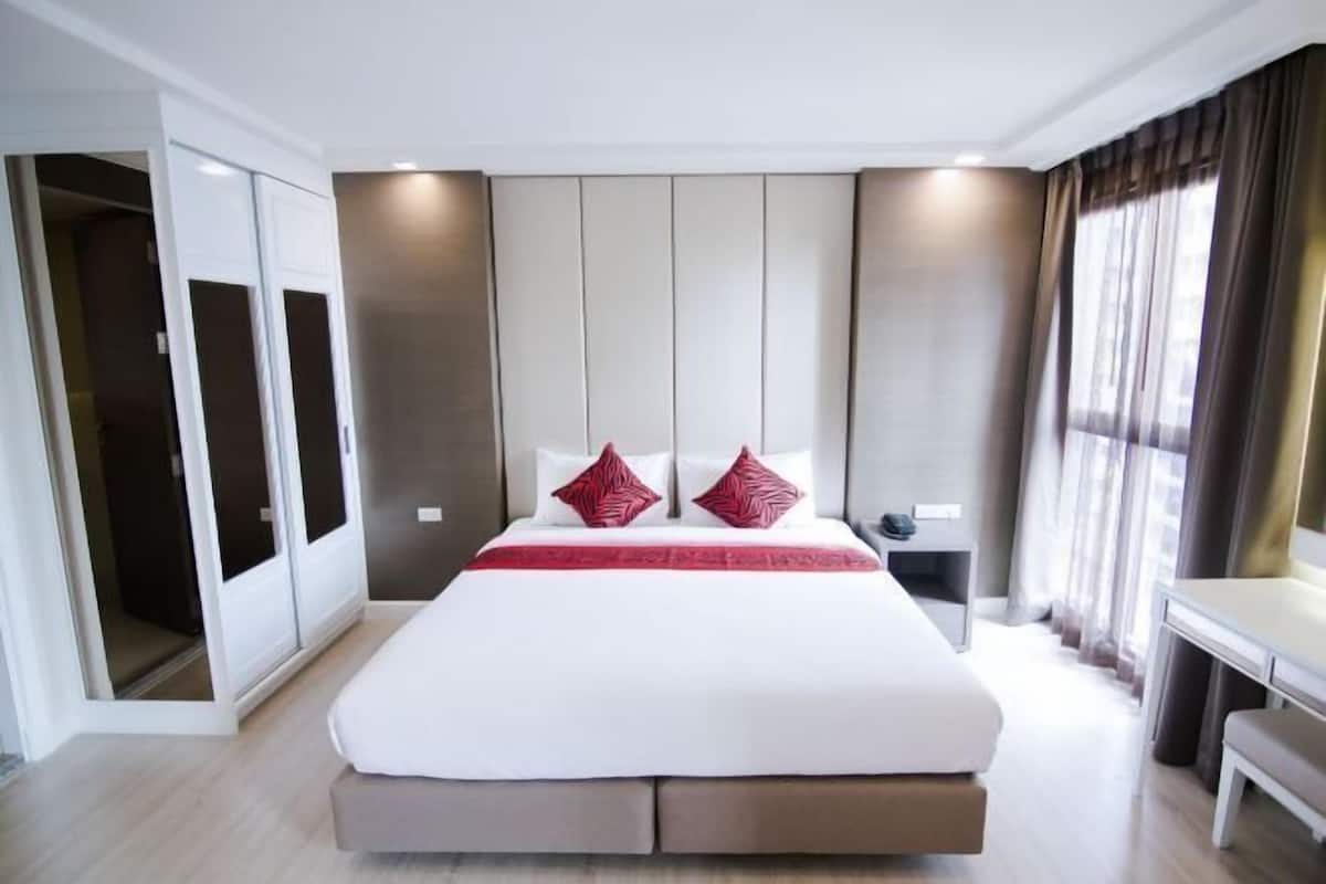1 bedroom, in-room safe, desk, blackout drapes