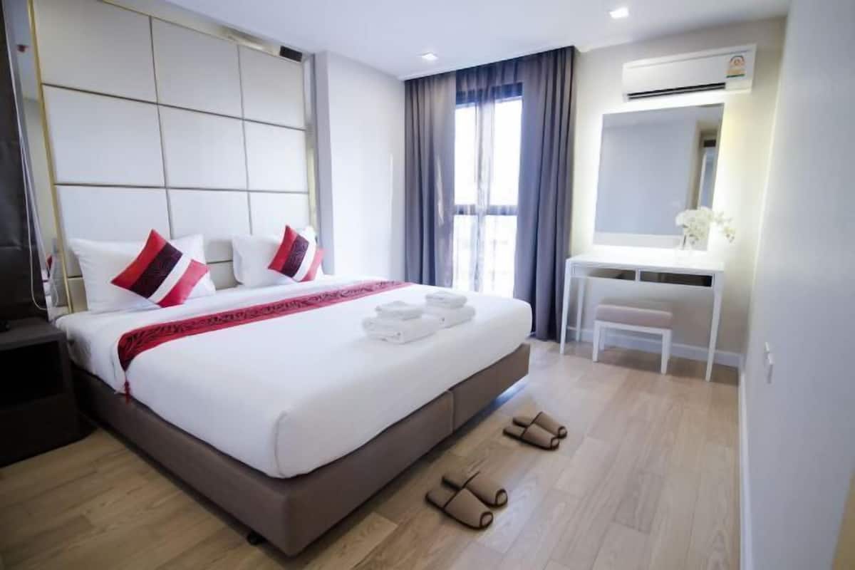 1 bedroom, in-room safe, desk, blackout drapes