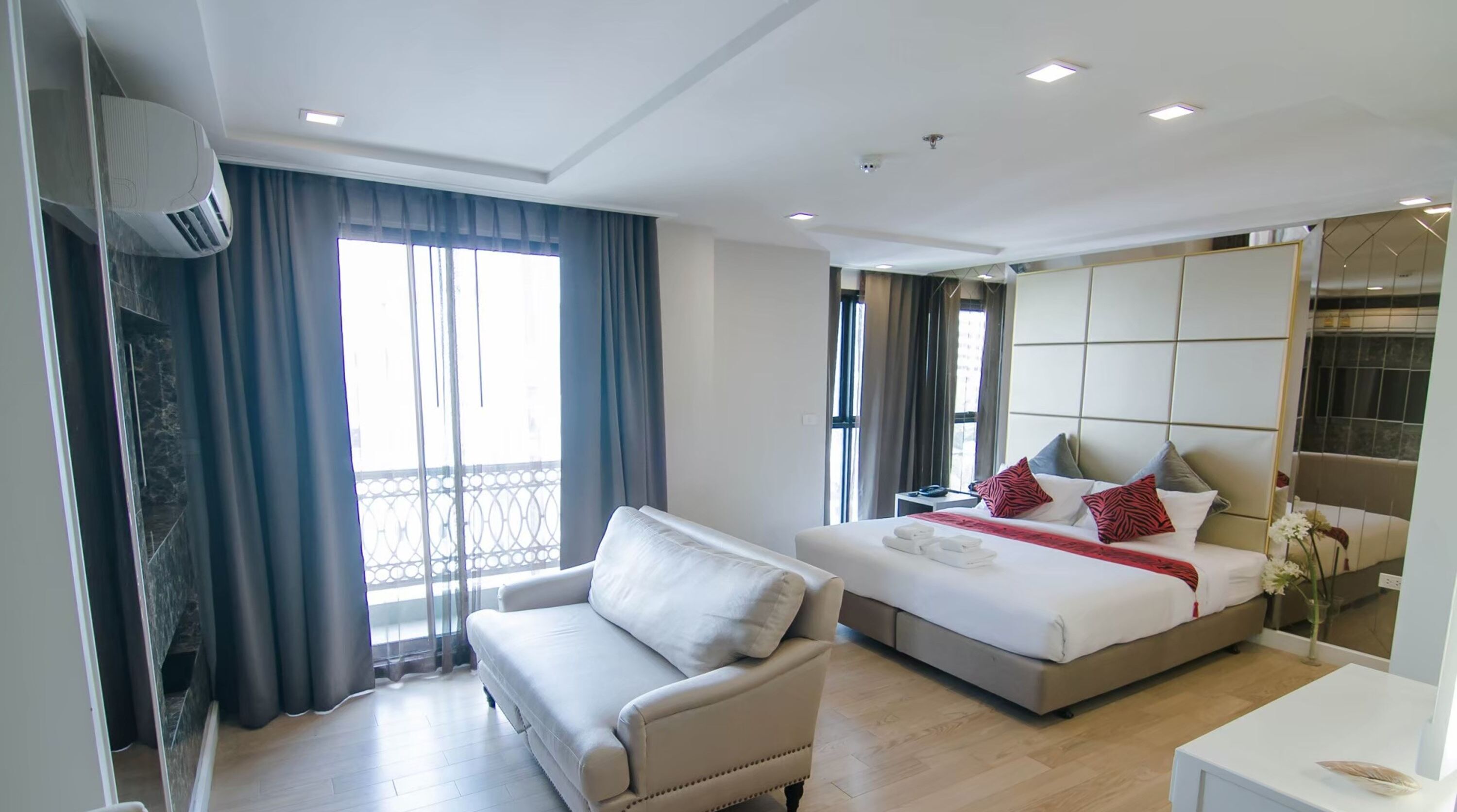 Coffre-fort, bureau, rideaux d’obscurcissement, accès au Wi-Fi (inclus)