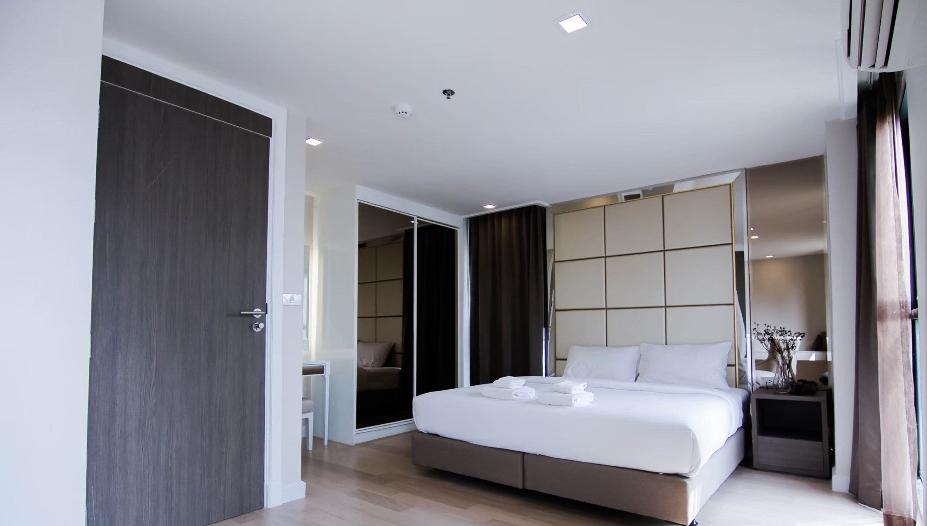 suite, 1 bedroom | 1 bedroom, in-room safe, desk, blackout curtains