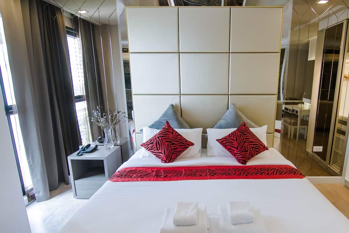 1 bedroom, in-room safe, desk, blackout drapes