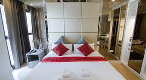 In-room safe, desk, blackout curtains, free WiFi - Hope Land Hotel Sukhumvit 8 (Bangkok)