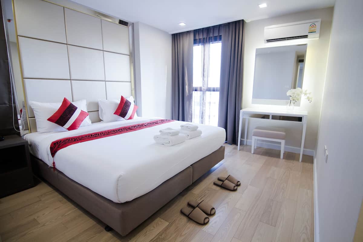Premium Room | 1 bedroom, in-room safe, desk, blackout drapes