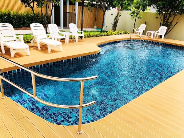 สระว่ายน้ำกลางแจ้ง