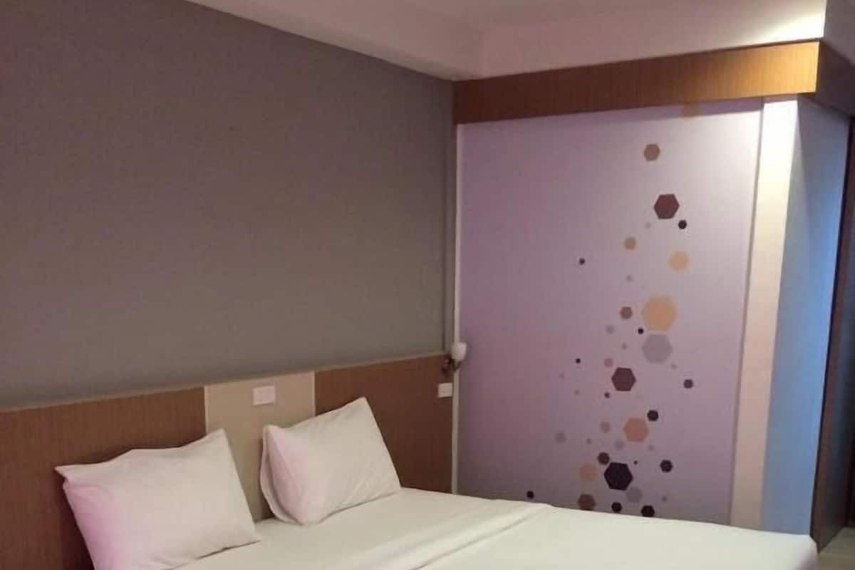 Desk, blackout curtains, free WiFi, bed sheets