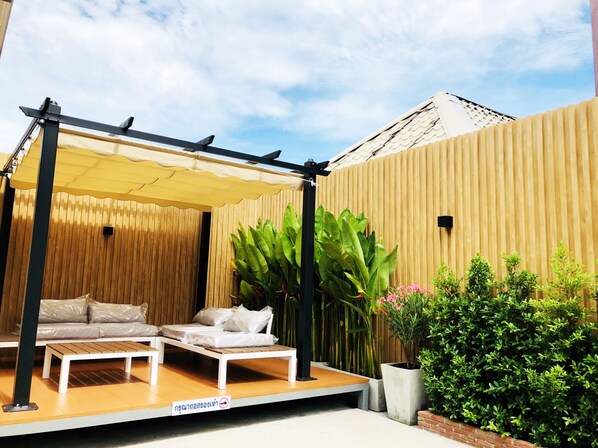 Outdoor pool - Ingnaam Hotel (Thanyaburi)