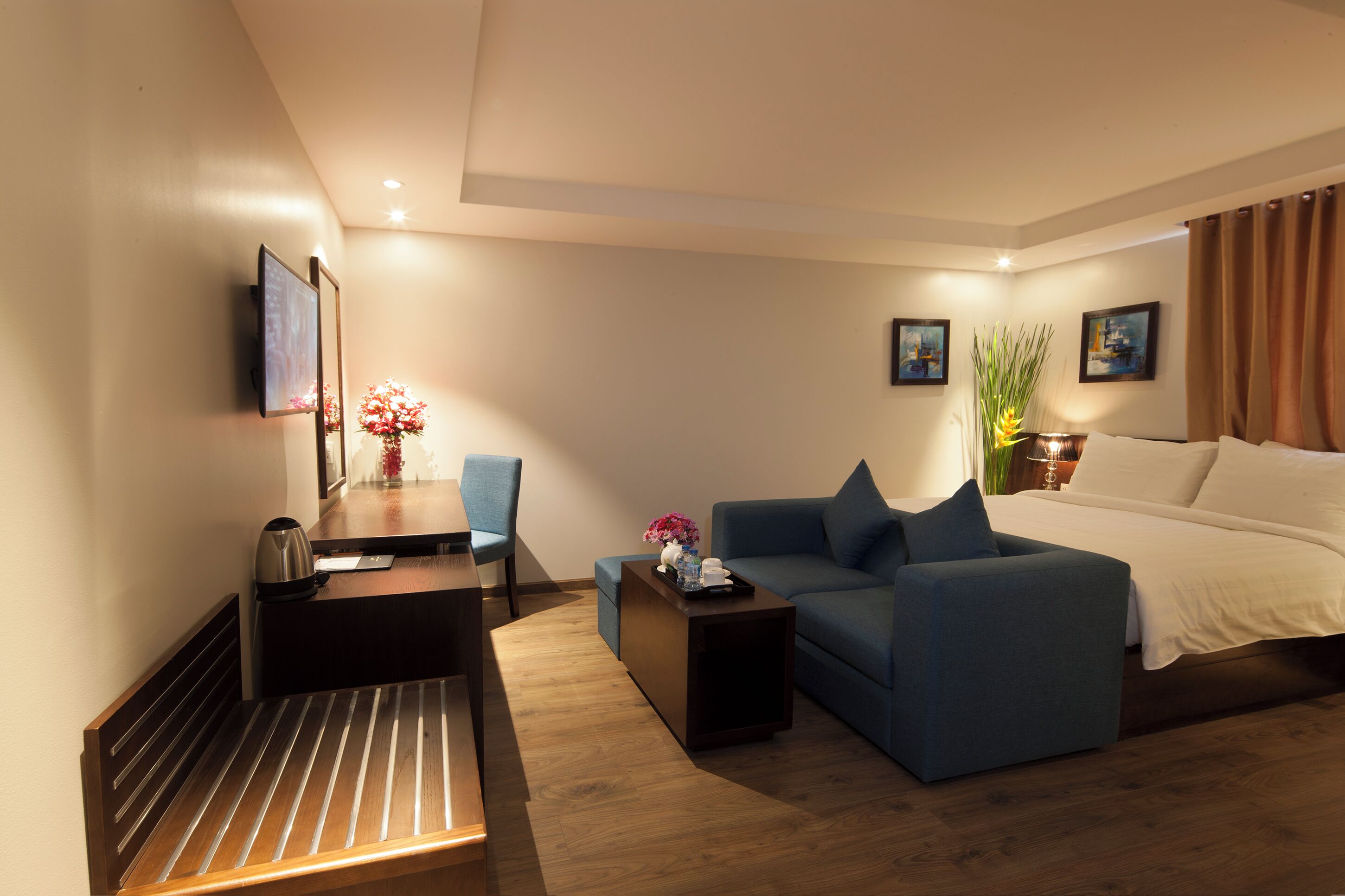 Suite (with Window) | Minibar, una cassaforte in camera, una scrivania, Wi-Fi gratuito