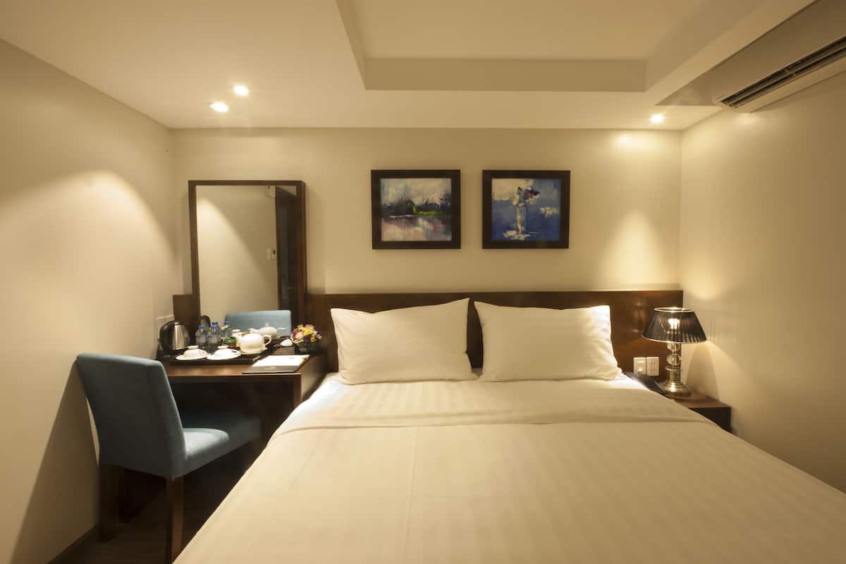 Quarto casal luxo, 1 cama de casal | 1 quarto, frigobar, cofres nos quartos, escrivaninha