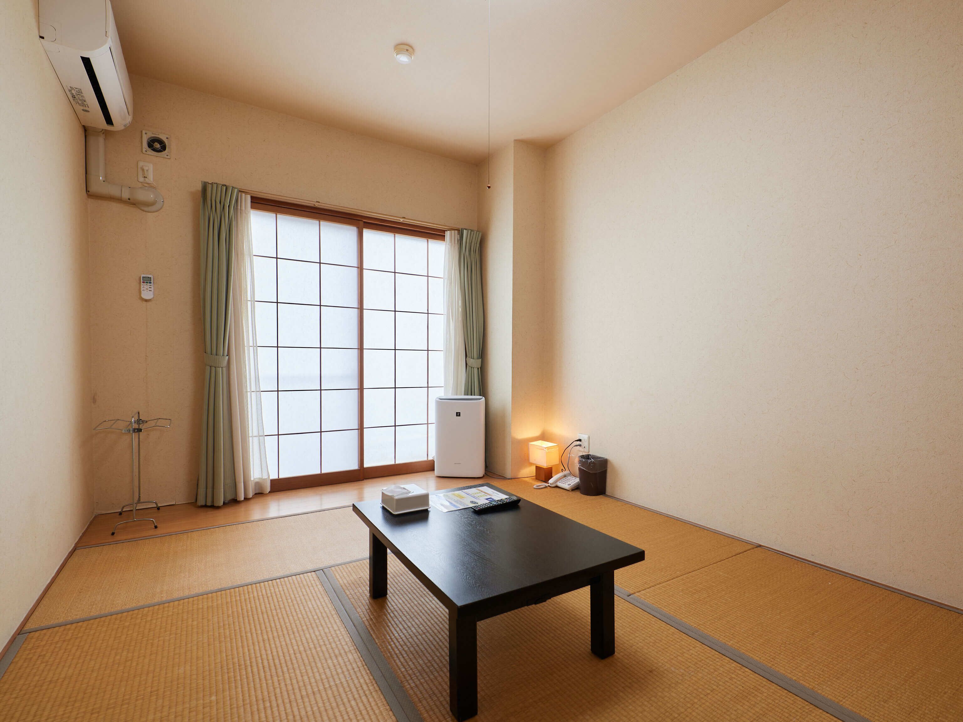 Habitación tradicional, solo para hombres, para fumadores (Japanese Style) | Escritorio y wifi gratis 