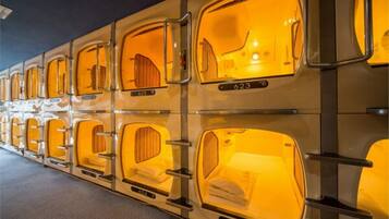 Habitación, solo para hombres (Capsule) | Edredón, escritorio y espacio para trabajar con laptop