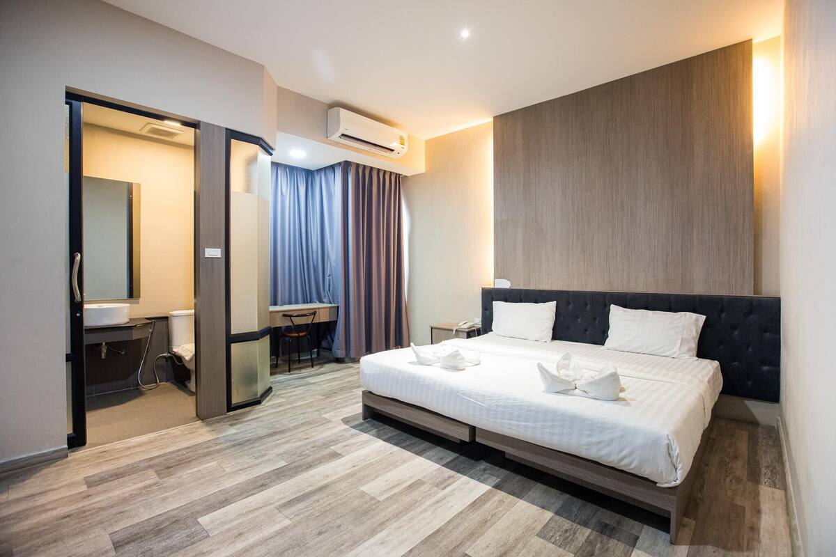 Superior King Room | โต๊ะทำงาน, ผ้าม่านกันแสง, Wi-Fi ฟรี, ผ้าปูที่นอน