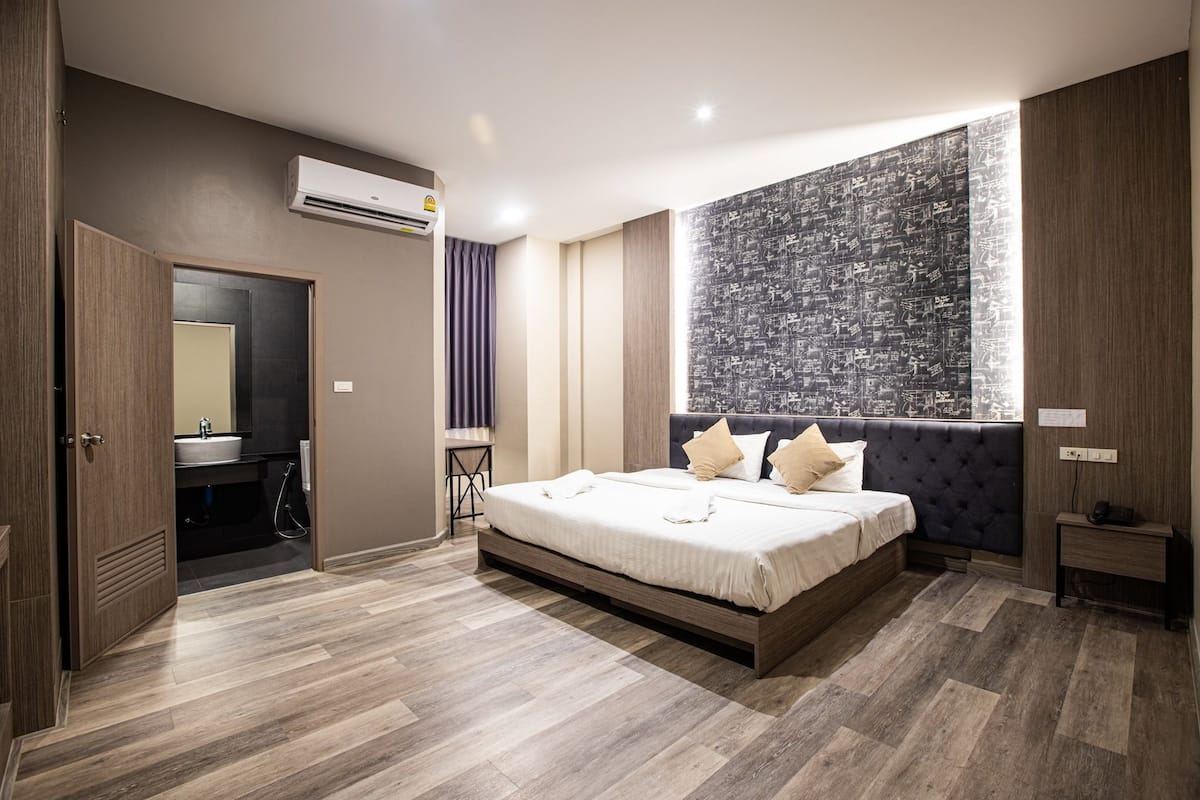 Deluxe King Room  | โต๊ะทำงาน, ผ้าม่านกันแสง, Wi-Fi ฟรี, ผ้าปูที่นอน