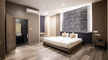 Deluxe King Room | Desk, blackout drapes, free WiFi