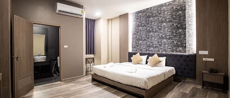 Deluxe King Room | Desk, blackout drapes, free WiFi