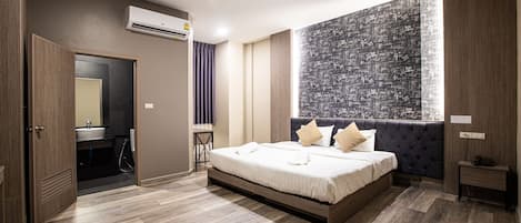 Deluxe King Room  | Bàn, màn/rèm cản sáng, truy cập Internet không dây miễn phí 