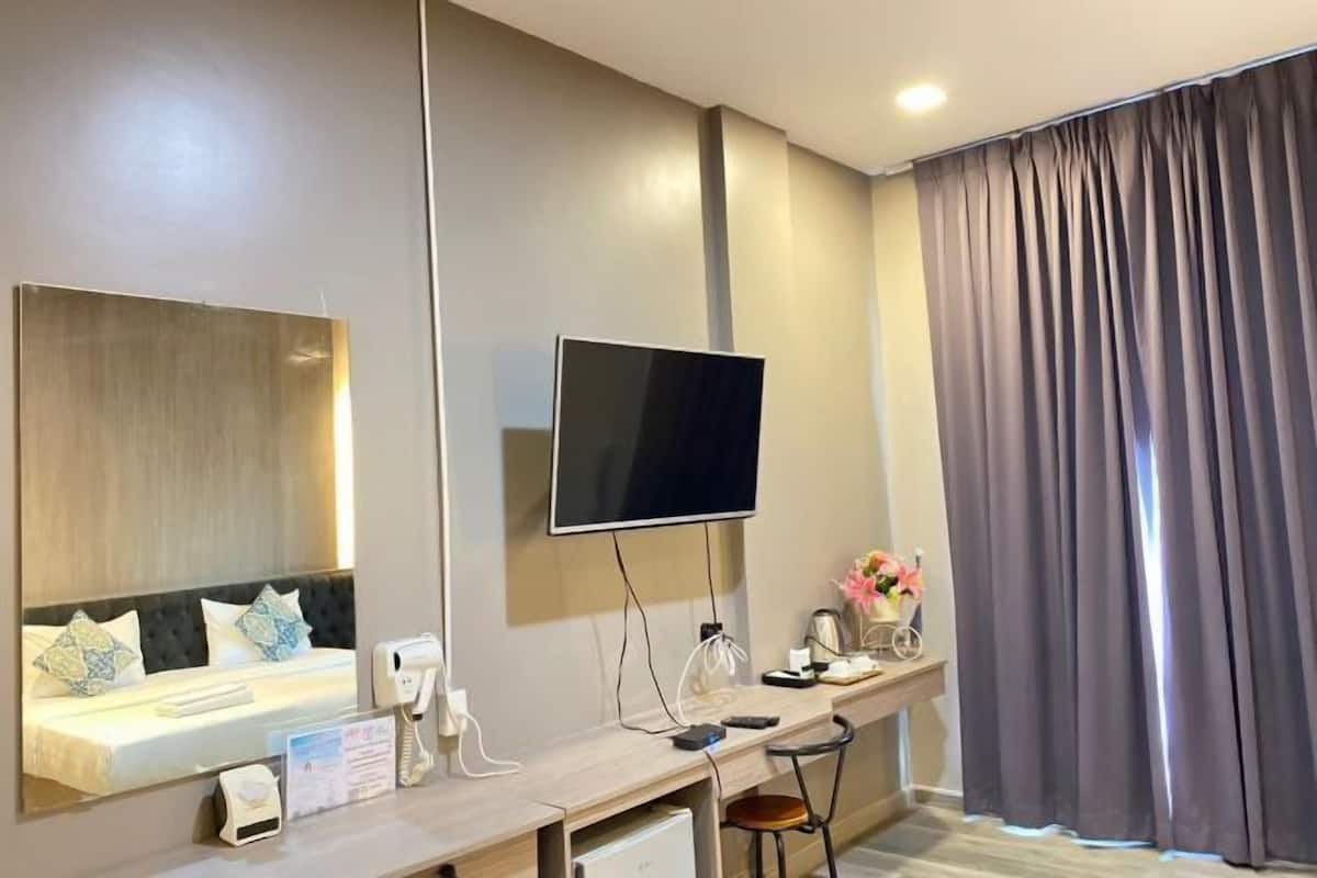 Escritorio, cortinas blackout y wifi gratis