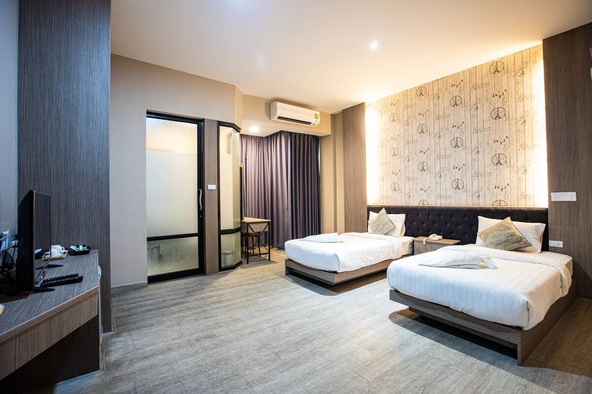 Deluxe Twin Room | โต๊ะทำงาน, ผ้าม่านกันแสง, Wi-Fi ฟรี, ผ้าปูที่นอน