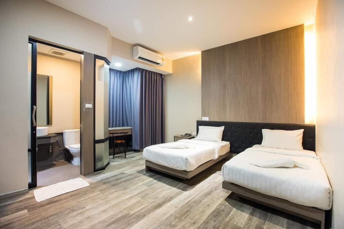Superior Twin Room | โต๊ะทำงาน, ผ้าม่านกันแสง, Wi-Fi ฟรี, ผ้าปูที่นอน