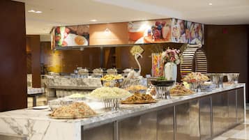 Se sirven almuerzos y cenas, cocina china