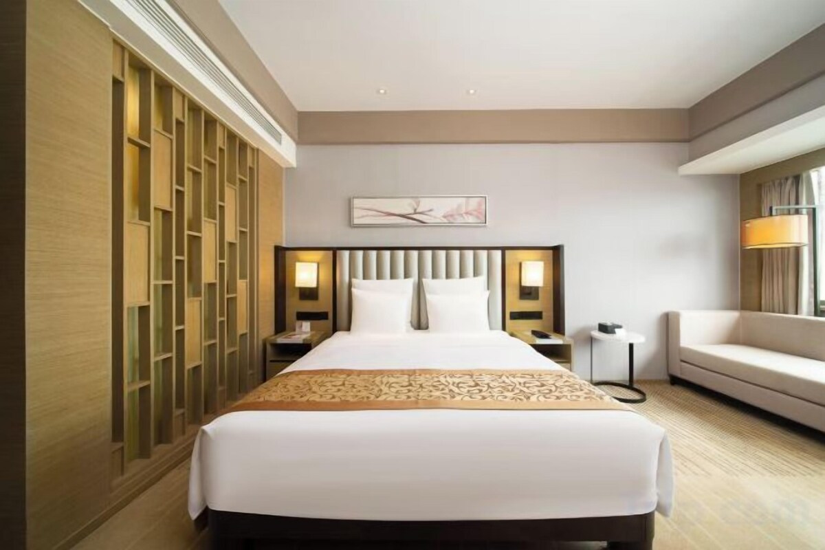 Minibar, in-room safe, desk, free WiFi