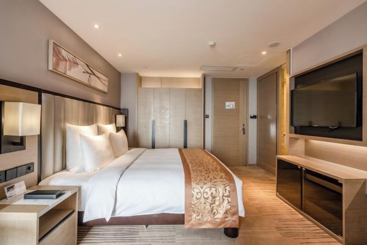 Minibar, in-room safe, desk, free WiFi