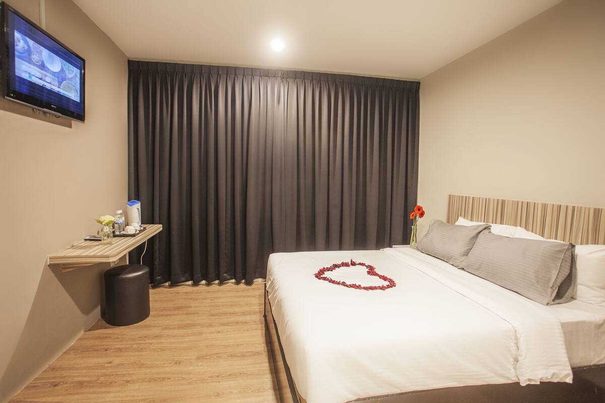 Standard Double Room | Desk, iron/ironing board (on request), free WiFi