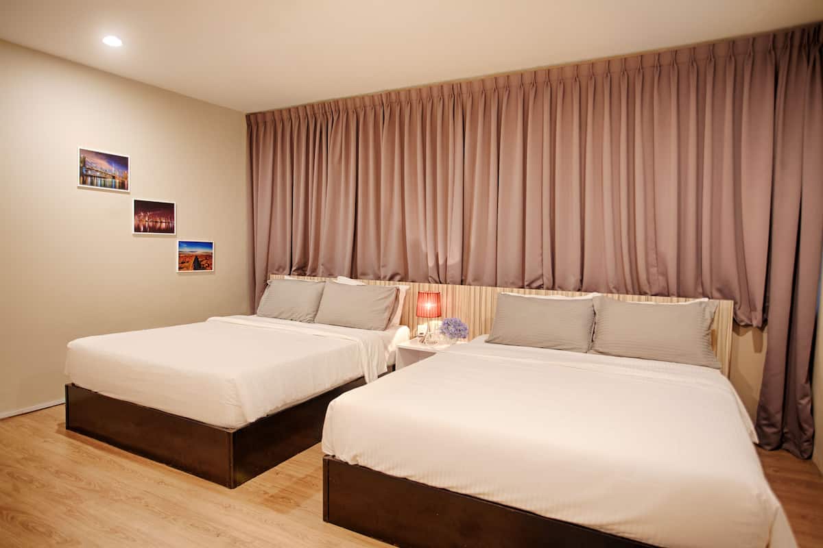 Deluxe Family Room | Desk, iron/ironing board (on request), free WiFi