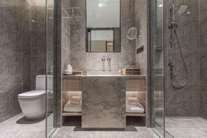 Combined shower/bathtub, free toiletries, hair dryer, bathrobes - Chongqing Liyuan Hotel (Chongqing)