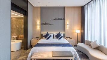 Een kluis op de kamer, een bureau, een strijkplank/strijkijzer