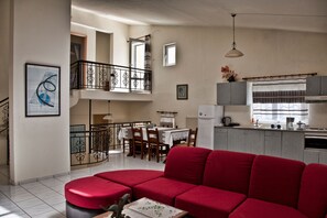 Biệt thự, 6 phòng ngủ | Khu phòng khách | TV màn hình phẳng, lò sưởi