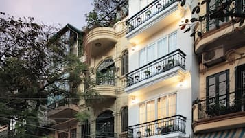 Fachada de la propiedad por la tarde o noche