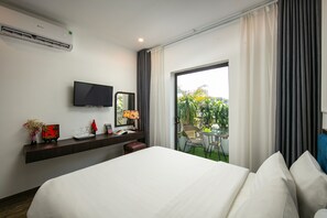 Junior Suite, Balcony | Premium bedding, minibar, in-room safe, desk