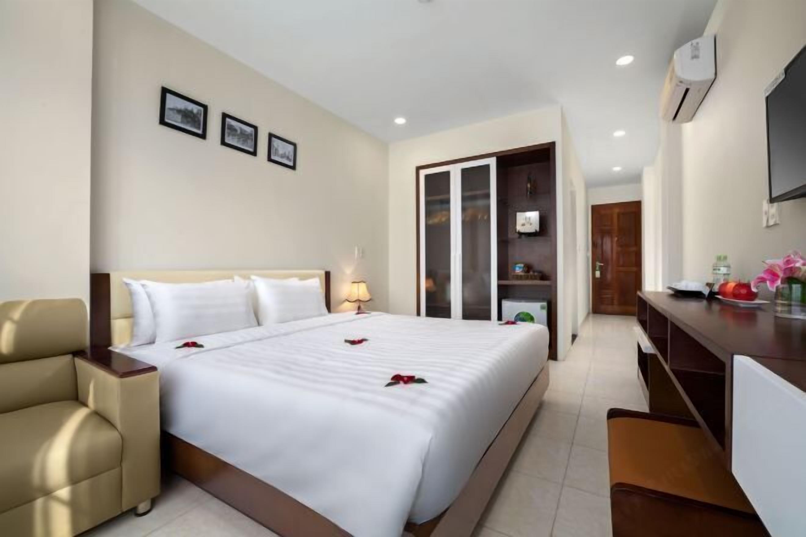 高档床上用品、迷你吧、客房内保险箱、办公桌