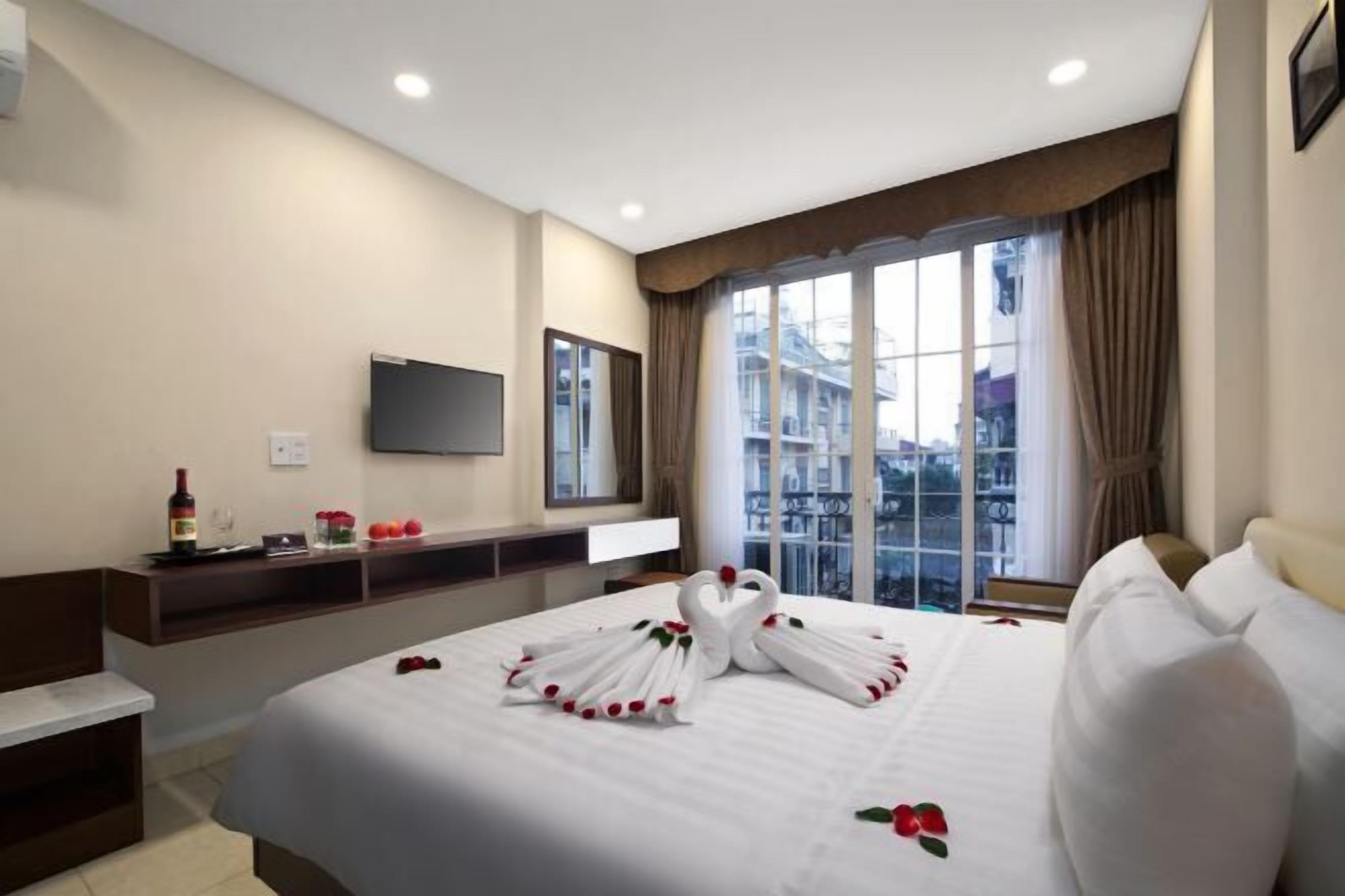 高档床上用品、迷你吧、客房内保险箱、办公桌