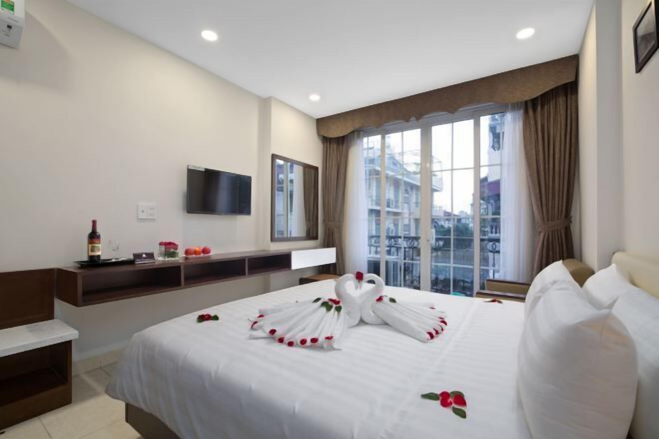 高档床上用品、迷你吧、客房内保险箱、办公桌