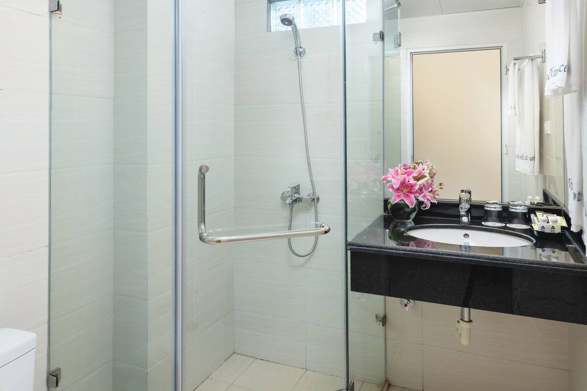 shower, rainfall showerhead, free toiletries, hair dryer